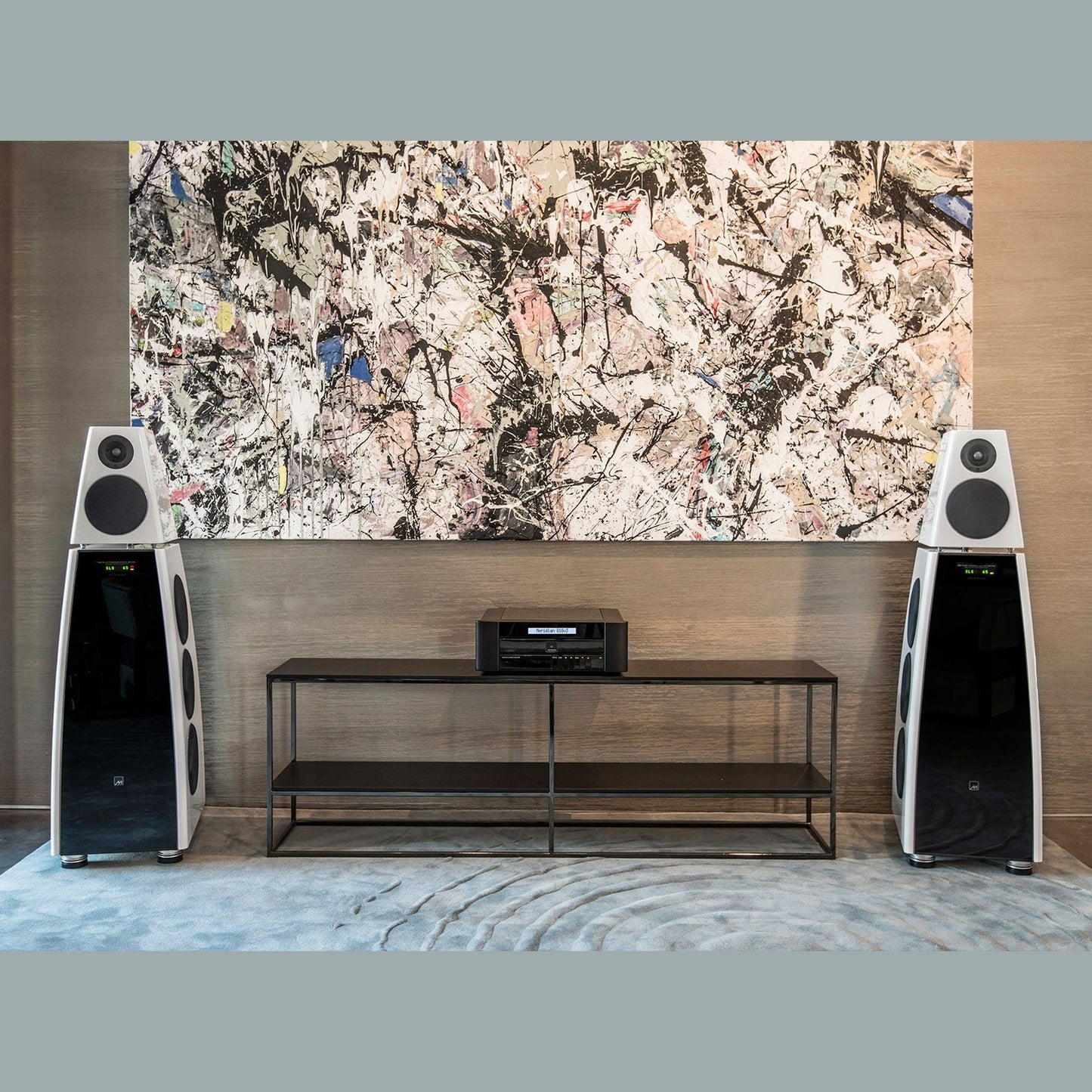 Meridian Audio DSP7200 SE Loudspeaker in white (STORE DEMO)with the Reference 818V3.